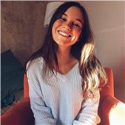 Élève studieuse qui est soucieuse d’aider